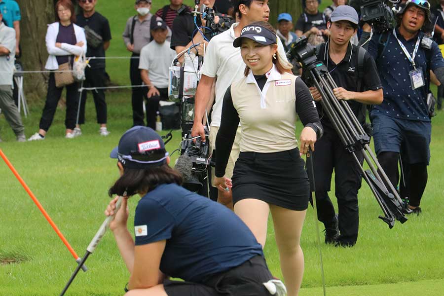 プレーオフの激闘中もイ・ミニョン(左)と笑顔で言葉を交わす大出瑞月【写真:柳田通斉】