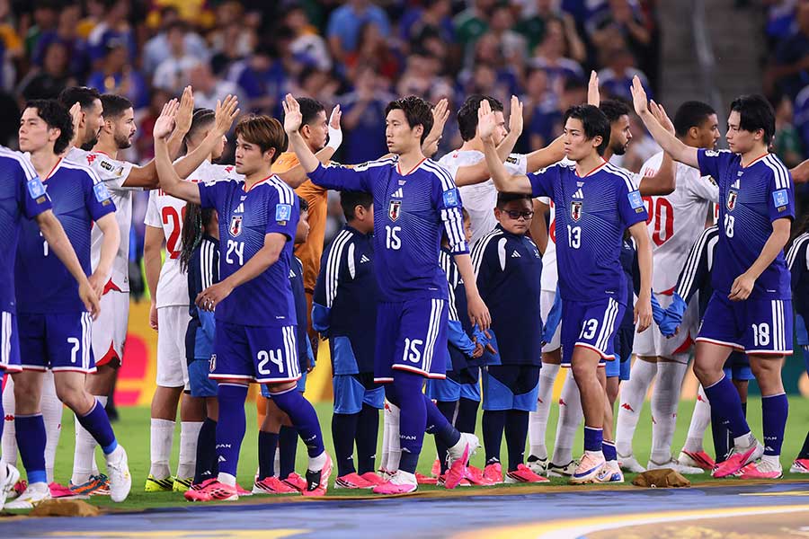 サッカー日本代表(右)【写真:ロイター】