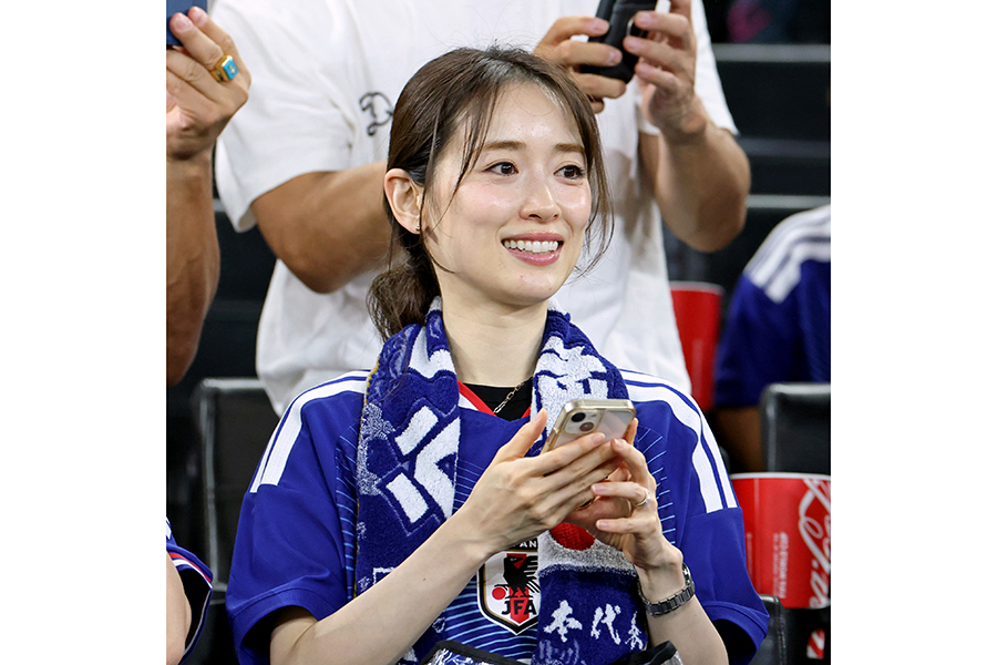 日本戦を観戦する泉里香【写真:産経新聞社】