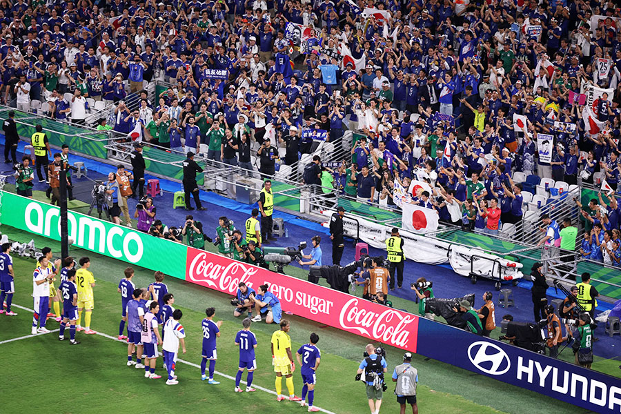 サッカー日本代表がチュニジアに勝利した後、日本とメキシコのサポーターが話題となった【写真:ロイター】