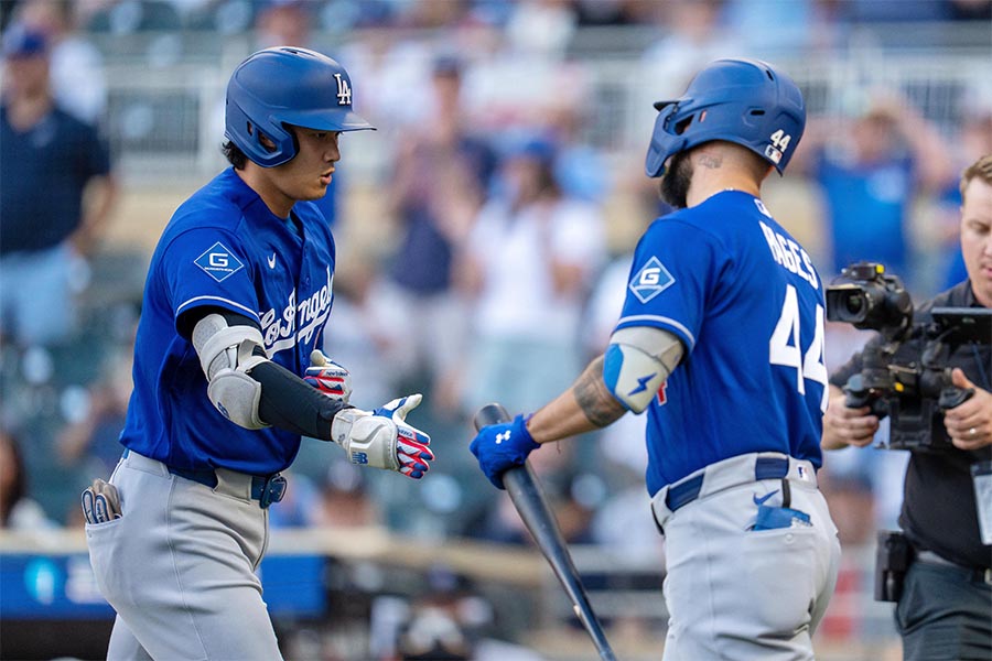 先頭打者弾を放ったドジャース・大谷翔平(左)【写真:ロイター】