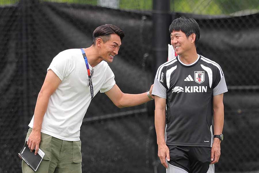 北中米W杯に現地入りしている藤枝MYFCの槙野智章監督(左)【写真:スポーツ報知/アフロ】