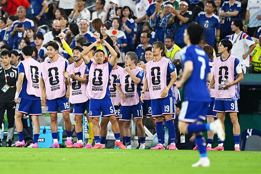 出場している仲間に声をかけるベンチの選手たち【写真：松尾/アフロスポーツ】