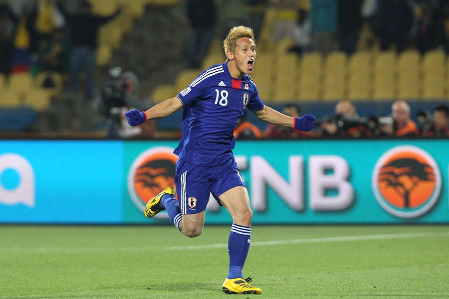 W杯南アフリカ大会でFKでゴールを決めた本田圭佑【 写真：YUTAKA/アフロスポーツ】