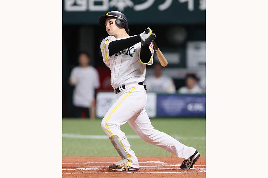 初回にHRを放ったソフトバンクの正木智也【写真:産経新聞社】