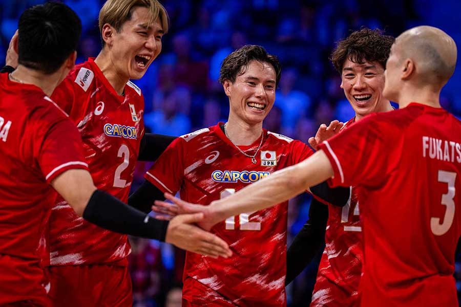 セルビアに勝利したバレーボール男子日本代表【写真:Volleyball World提供】
