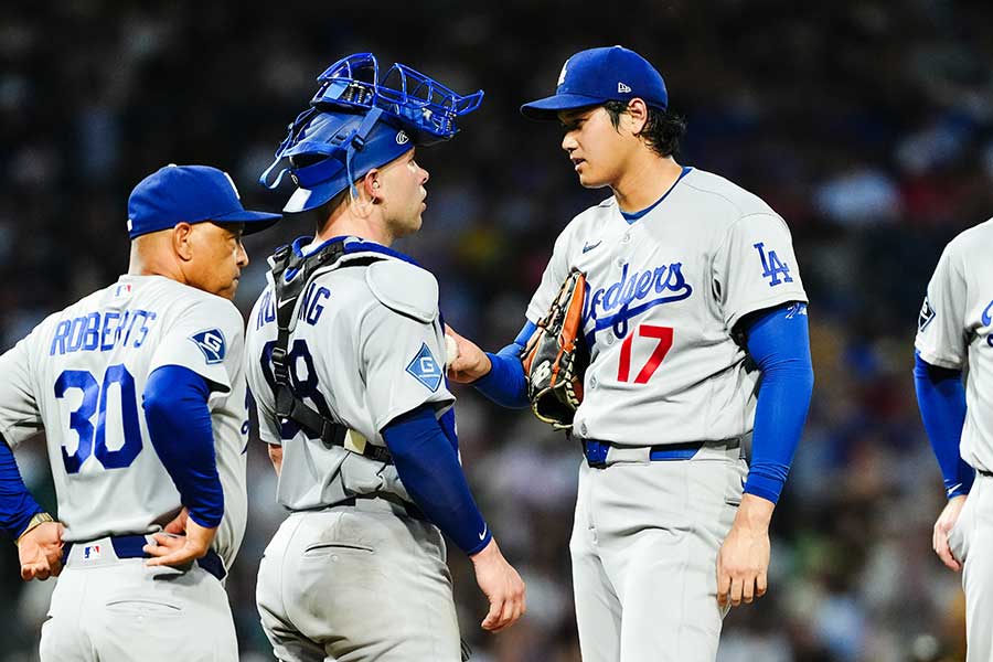 大谷翔平（右）と話し合うダルトン・ラッシング【写真：黒澤崇】