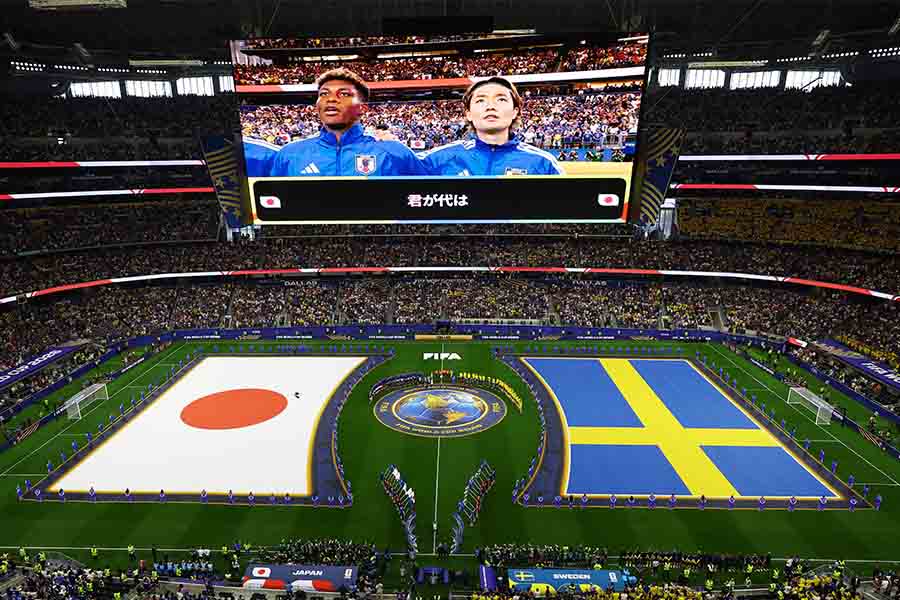 スウェーデンと対戦しているサッカー日本代表【写真：ロイター】
