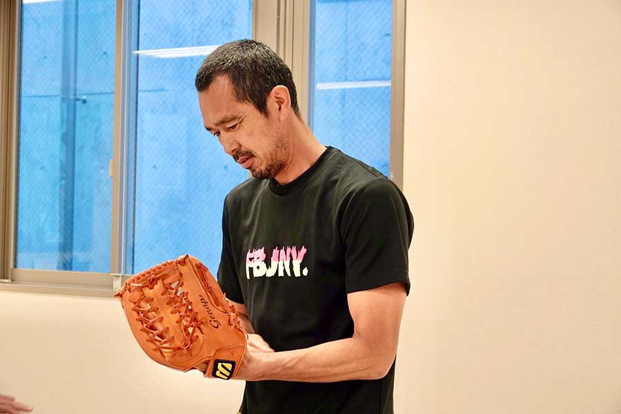 グローブをはめて何やらうれしそうなドラゴン、少年時代は巨人・篠塚に憧れる大型ショートだった【写真：須河千晶】