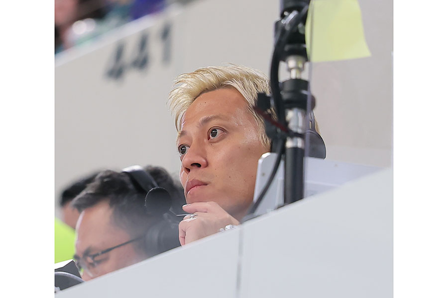スウェーデン戦を観戦した本田圭佑【写真：スポーツ報知/アフロ】