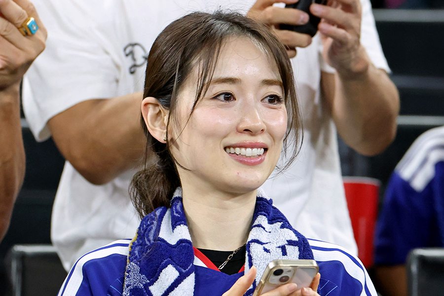 スタンドで日本代表を応援した泉里香【写真：産経新聞社】
