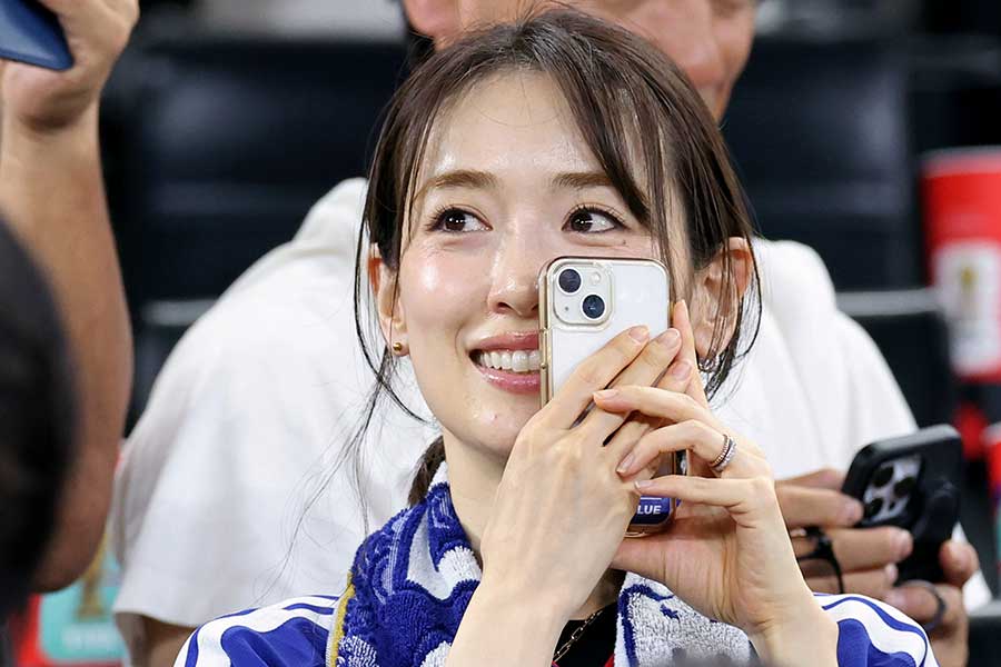 スタンドで日本代表を応援した泉里香【写真：産経新聞社】