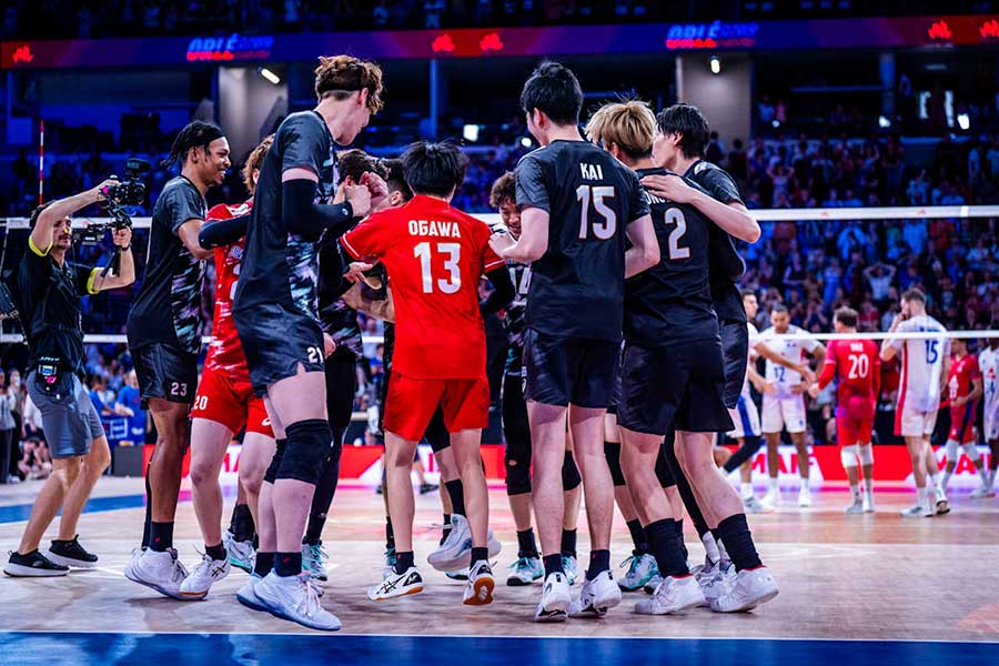 フランスと対戦したバレー日本代表【写真：Volleyball World提供】