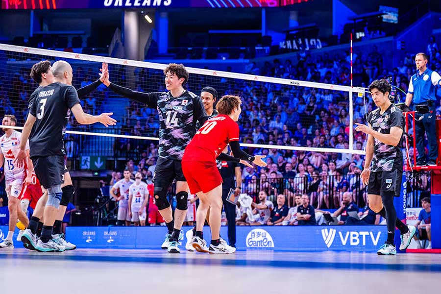 フランスと対戦したバレー日本代表【写真：Volleyball World提供】
