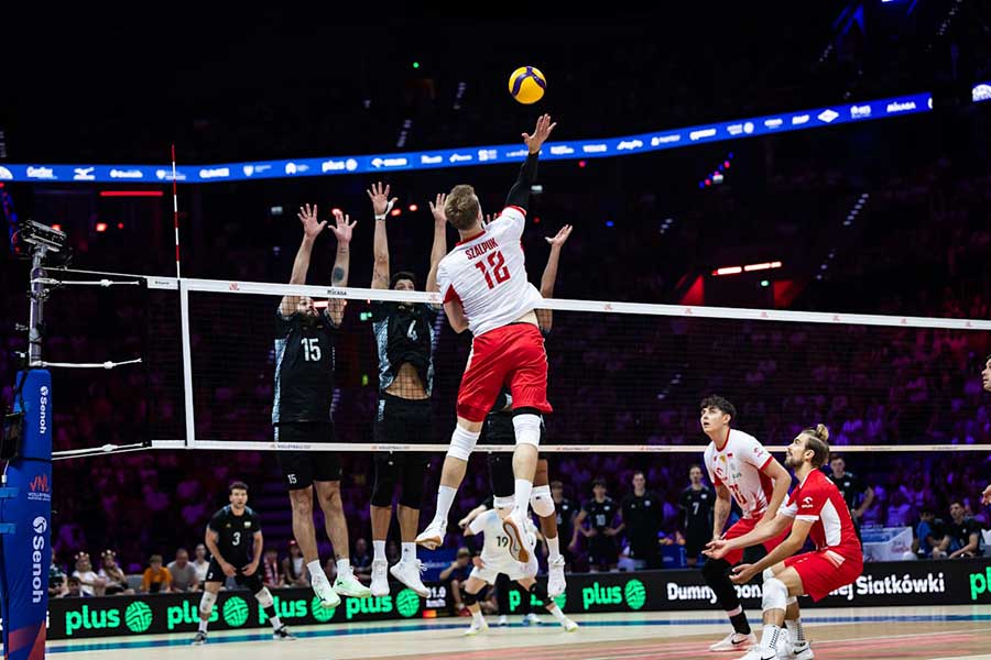 アルゼンチン対ポーランド（右）戦【写真：Volleyball World提供】