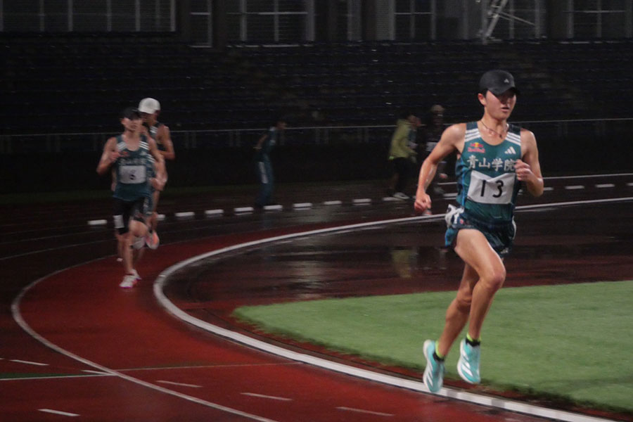 絆記録挑戦会の男子5000m 5組で力走する青学大・石川（ゼッケン13）【写真：上田悠太】