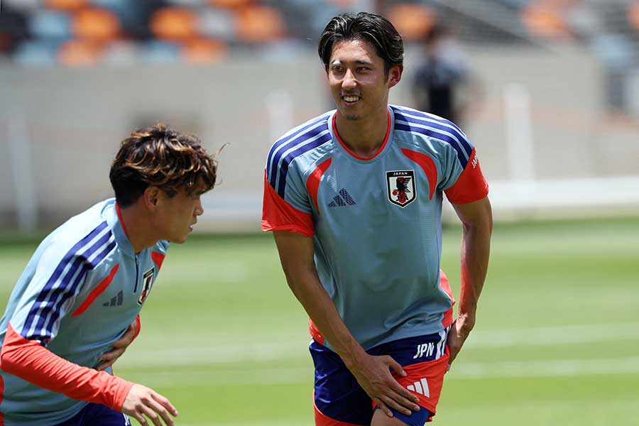 サッカー日本代表の伊藤洋輝（右）【写真：ロイター】