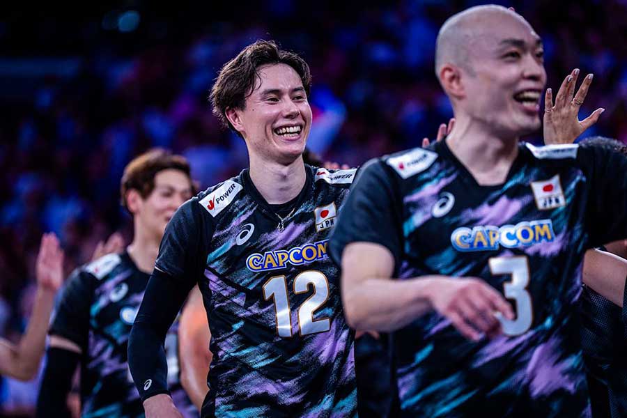 フランス戦に出場した高橋藍（中央）【写真：Volleyball World提供】