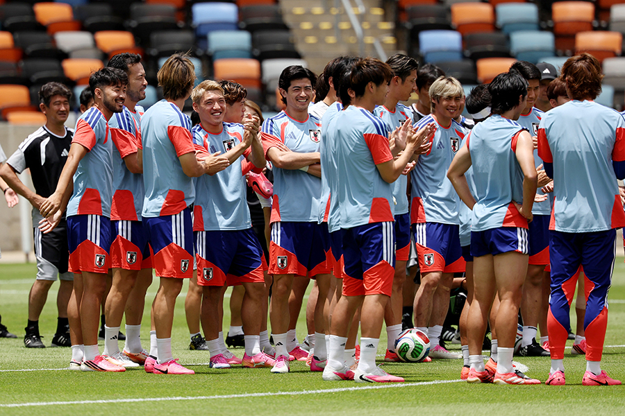 ブラジル戦前に練習に臨んだサッカー日本代表【写真：ロイター】