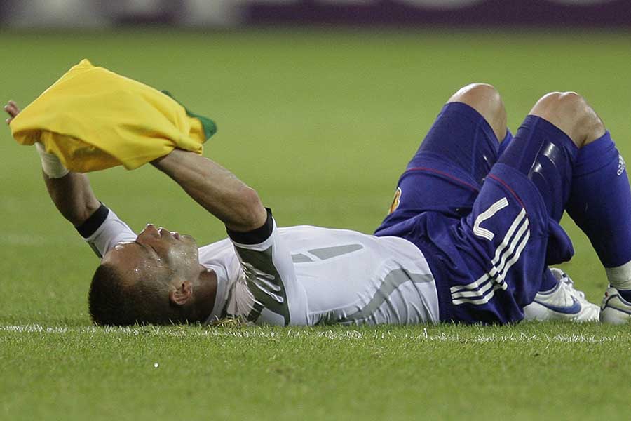 ブラジルに敗れ、ピッチに仰向けになった中田英寿氏（2006年撮影）【写真：AP/アフロ】