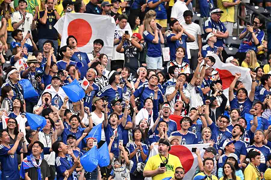 ブラジル戦で声援を送る日本サポーター【写真：ロイター】