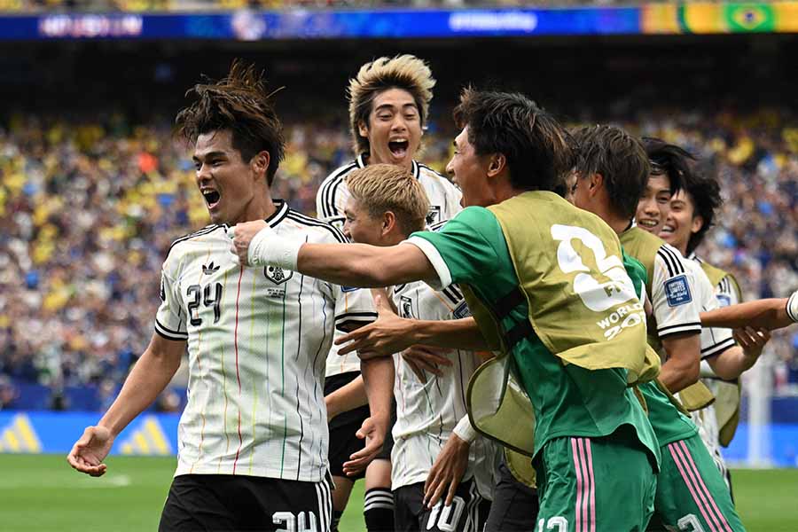先制点を決めた佐野（左）【写真：ロイター】
