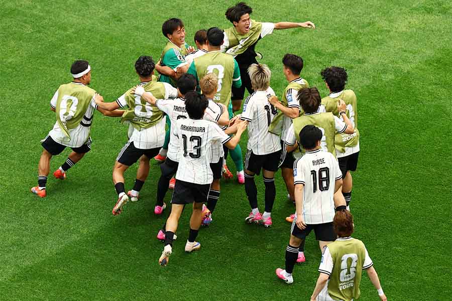 ブラジルと対戦するサッカー日本代表【写真：ロイター】