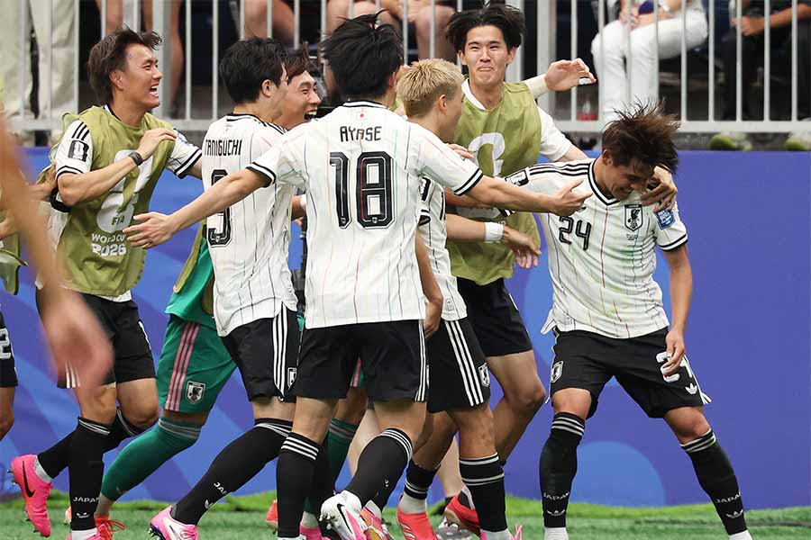 佐野の先制点に歓喜するサッカー日本代表【写真：ロイター】