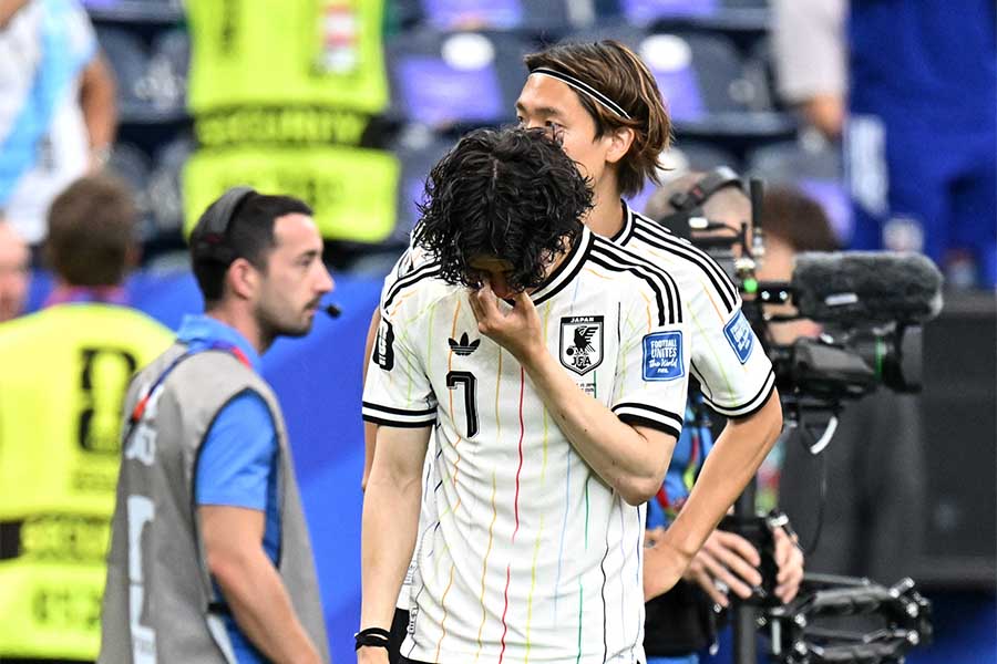 試合後に落ち込む田中碧【写真：ロイター】