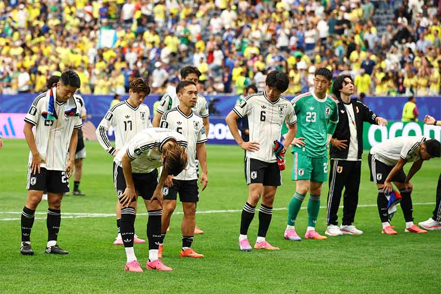 敗れたサッカー日本代表【写真：ロイター】