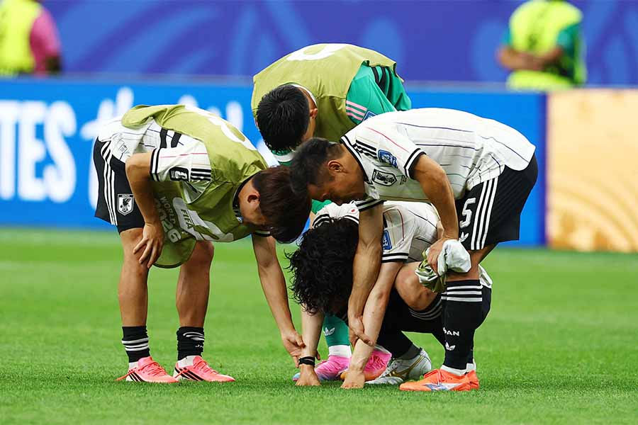 ブラジルに敗戦した日本代表【写真：ロイター】
