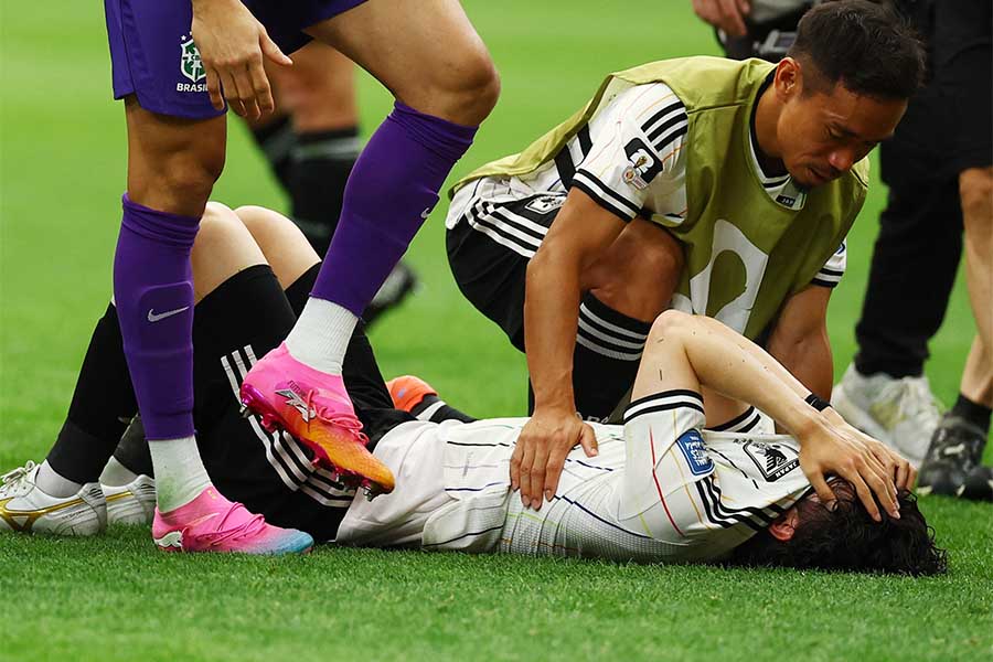 試合後に崩れ落ちる田中碧【写真：ロイター】