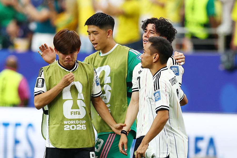 ブラジルに敗戦した日本代表【写真：ロイター】