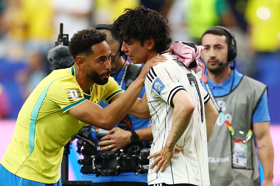 田中碧を慰めるブラジル選手【写真：ロイター】