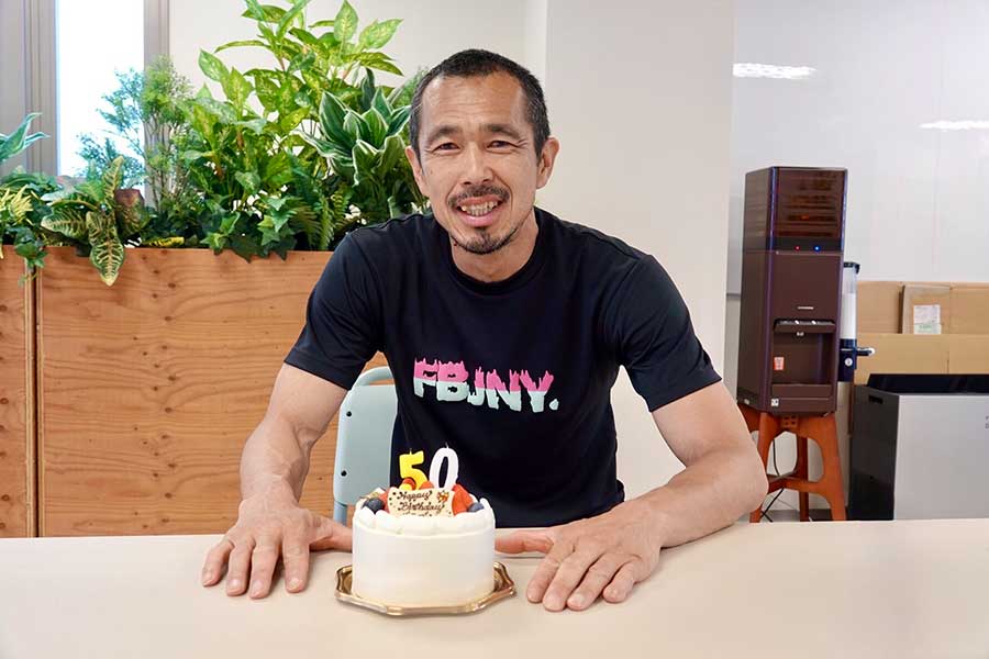 21日のチュニジア戦、サプライズ誕生日ケーキに笑顔のドラゴン【写真：須河千晶】