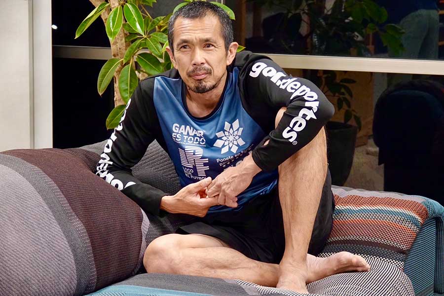 編集部のソファで試合を見守る久保竜彦【写真：清水孝司】