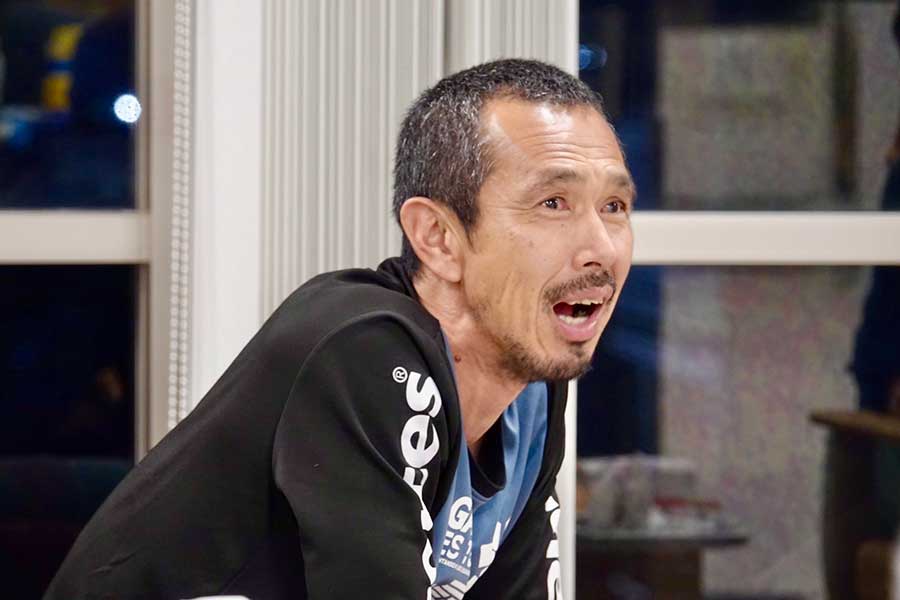 編集部で日本戦を見守る久保竜彦【写真：清水孝司】