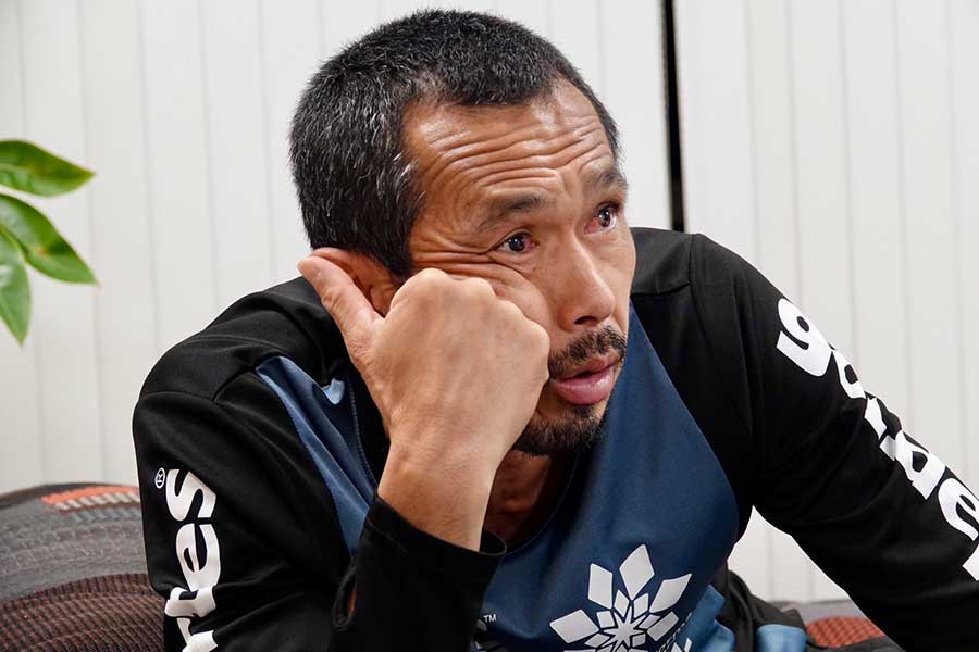 編集部で日本戦を見守る久保竜彦【写真：清水孝司】