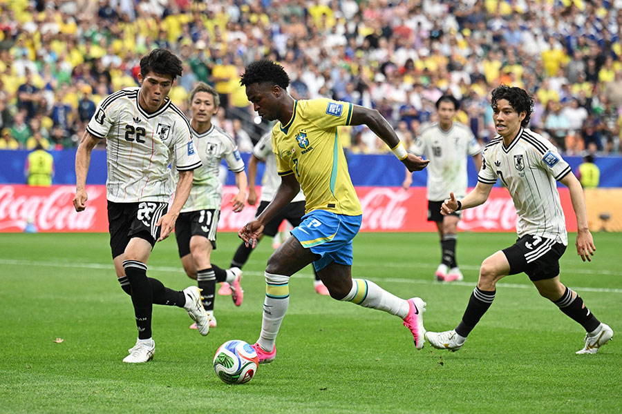 サッカー日本代表の冨安健洋(左)【写真:ロイター】