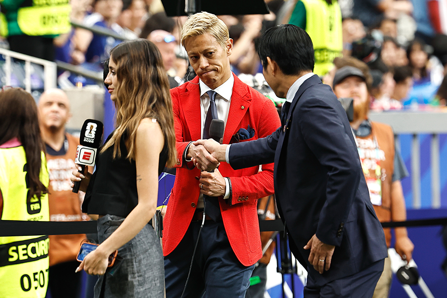 ブラジル戦で解説を務めた本田圭佑（中央）【写真：ムツ・カワモリ/アフロ】