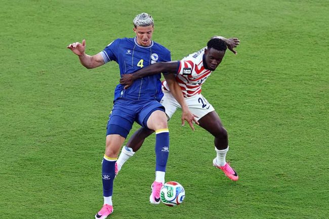 W杯で戦慄の1枚「これがレッドなんてありえない」「悪質だ」 右足に