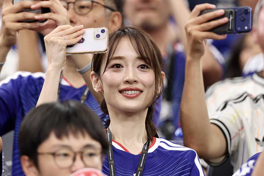 スタンドで日本代表を応援した泉里香【写真:産経新聞社】