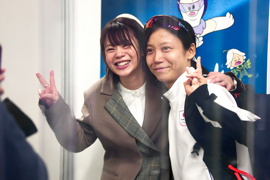 高木菜那さん（左）と妹・美帆さん（2026年2月撮影）【写真：スポーツ報知/アフロ】