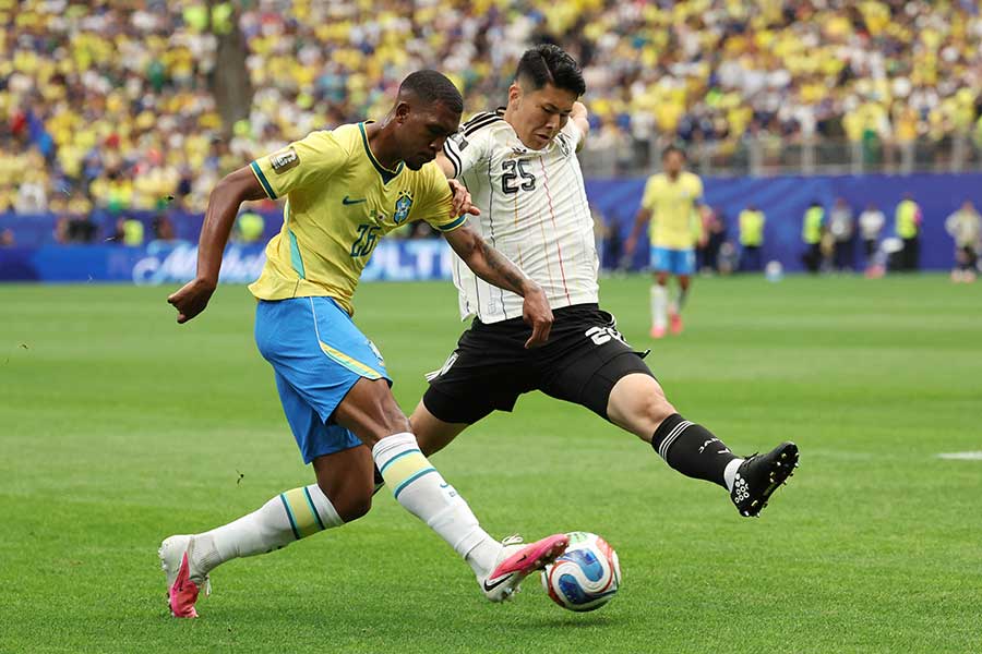 サッカー日本代表の鈴木淳之介（右）【写真：ロイター】