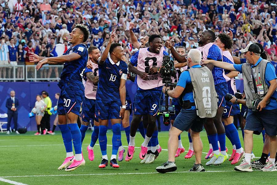 パラグアイに勝利したフランス代表【写真：ロイター】