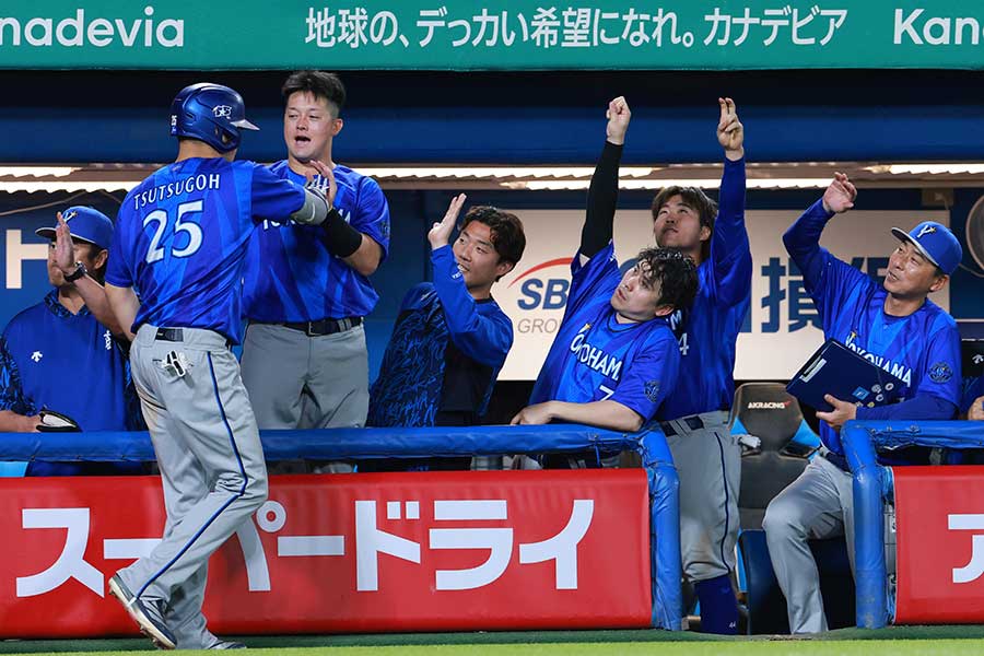 ヤクルトに12-1で勝利したDeNA【写真：産経新聞社】