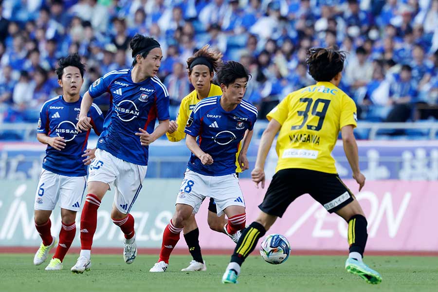 横浜FMの新ユニホームが話題【写真:アフロ】