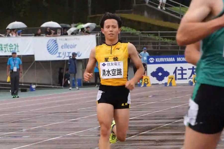 布勢スプリント男子100m決勝で力を緩めながらフィニッシュする清水空跳【写真：編集部】