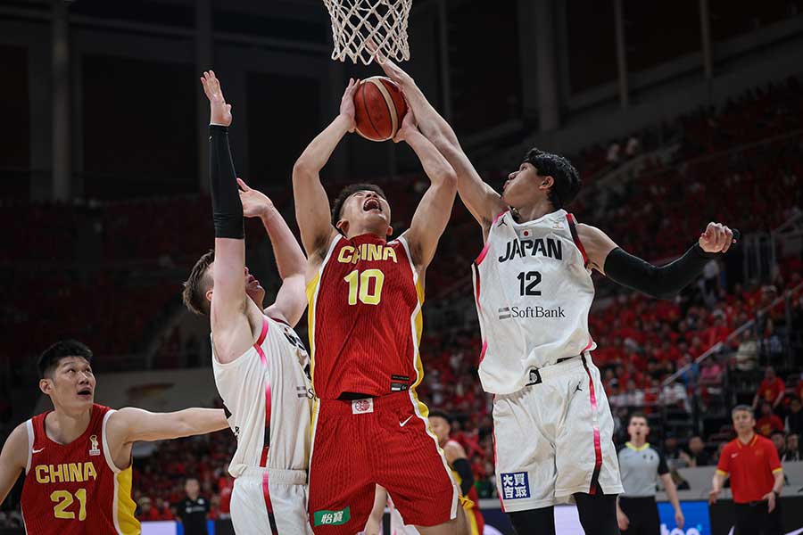 中国と対戦した日本【写真：新華社/アフロ】
