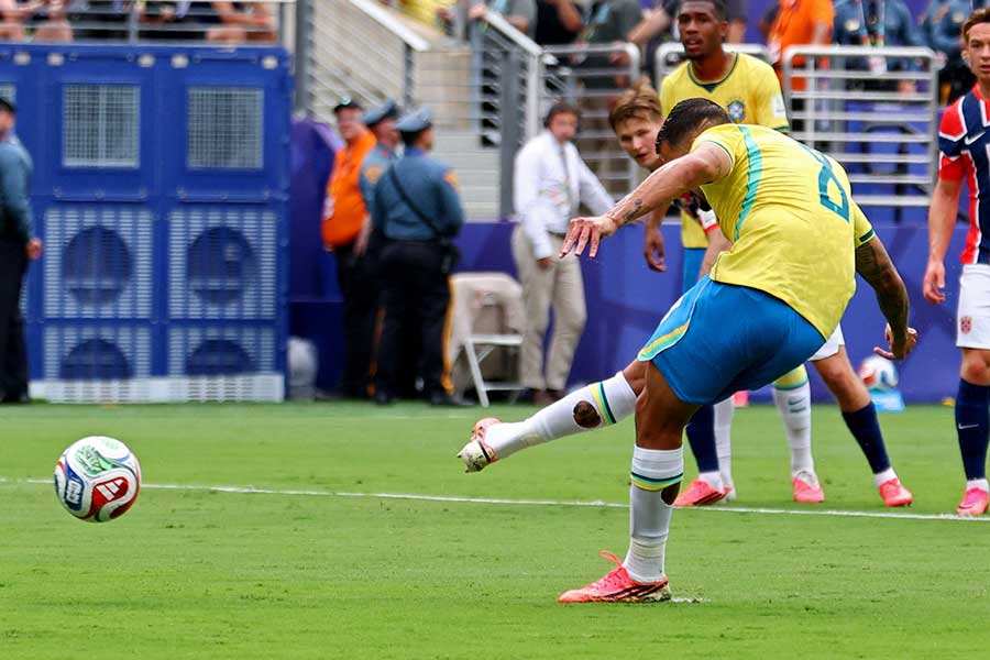 PK失敗したブラジル代表のブルーノ・ギマランイス【写真：ロイター】